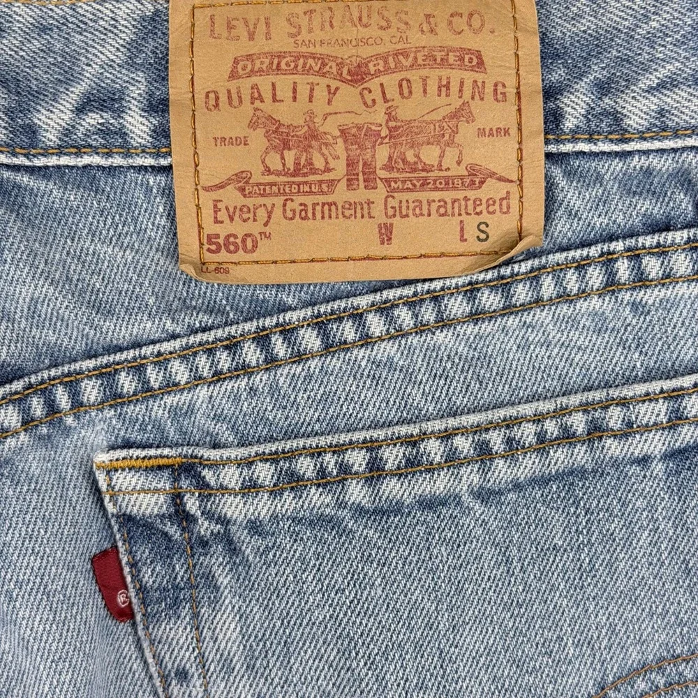 Vintage Levis 560 Loose Fit Straight Leg Jeans Light Wash Thrashed Paint 29x27.5